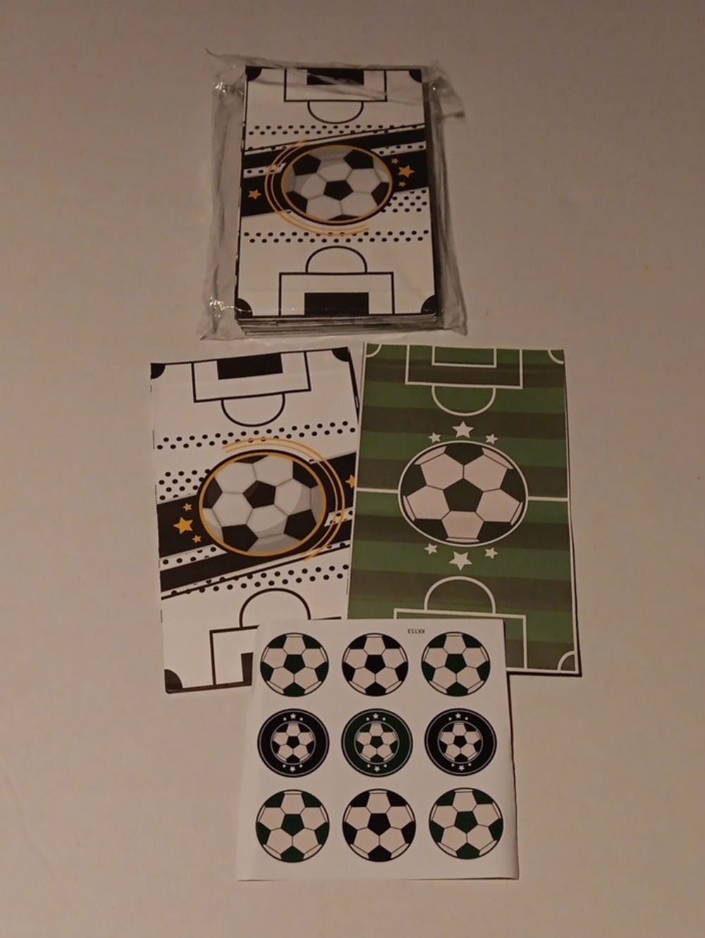 SOCCER PARTY BAGS & STICKER SET- GREEN/WHITE 12 PARTY BAGS